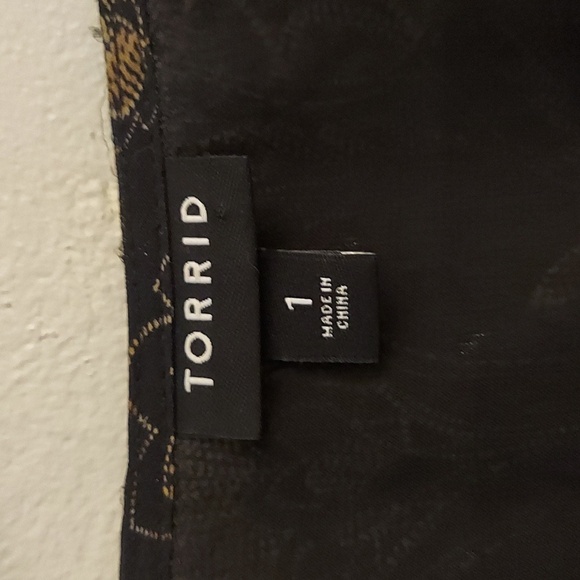 TORRID Chiffon Layered Tie Front Surplice Tunic in Black And Gold - Picture 4 of 15